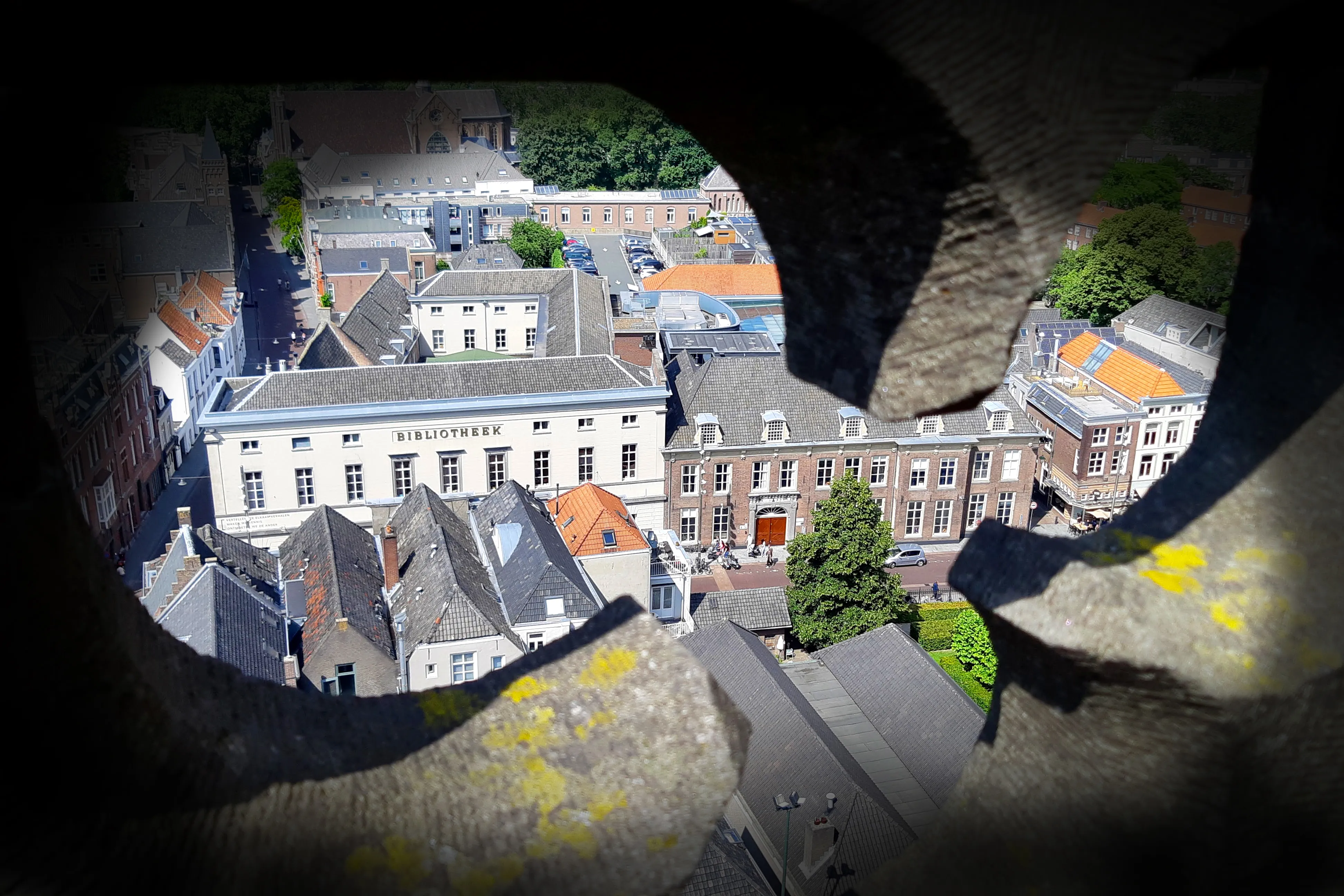 doorkijkje vanaf de Sint Janskathedraal in 's-Hertogenbosch naar de Huis73 panden aan de Hinthamerstraat