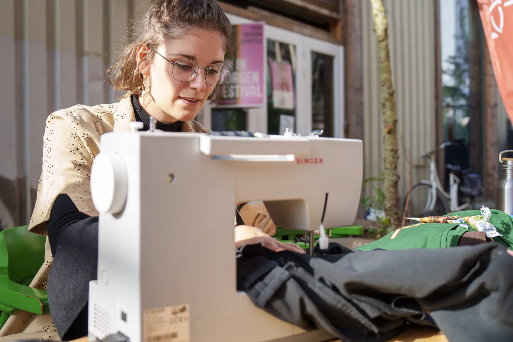 Vrouw met naaimachine
