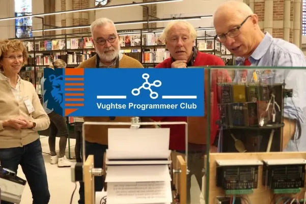 Vughtse programmeerclub presenteert machine aan Vughts museum.