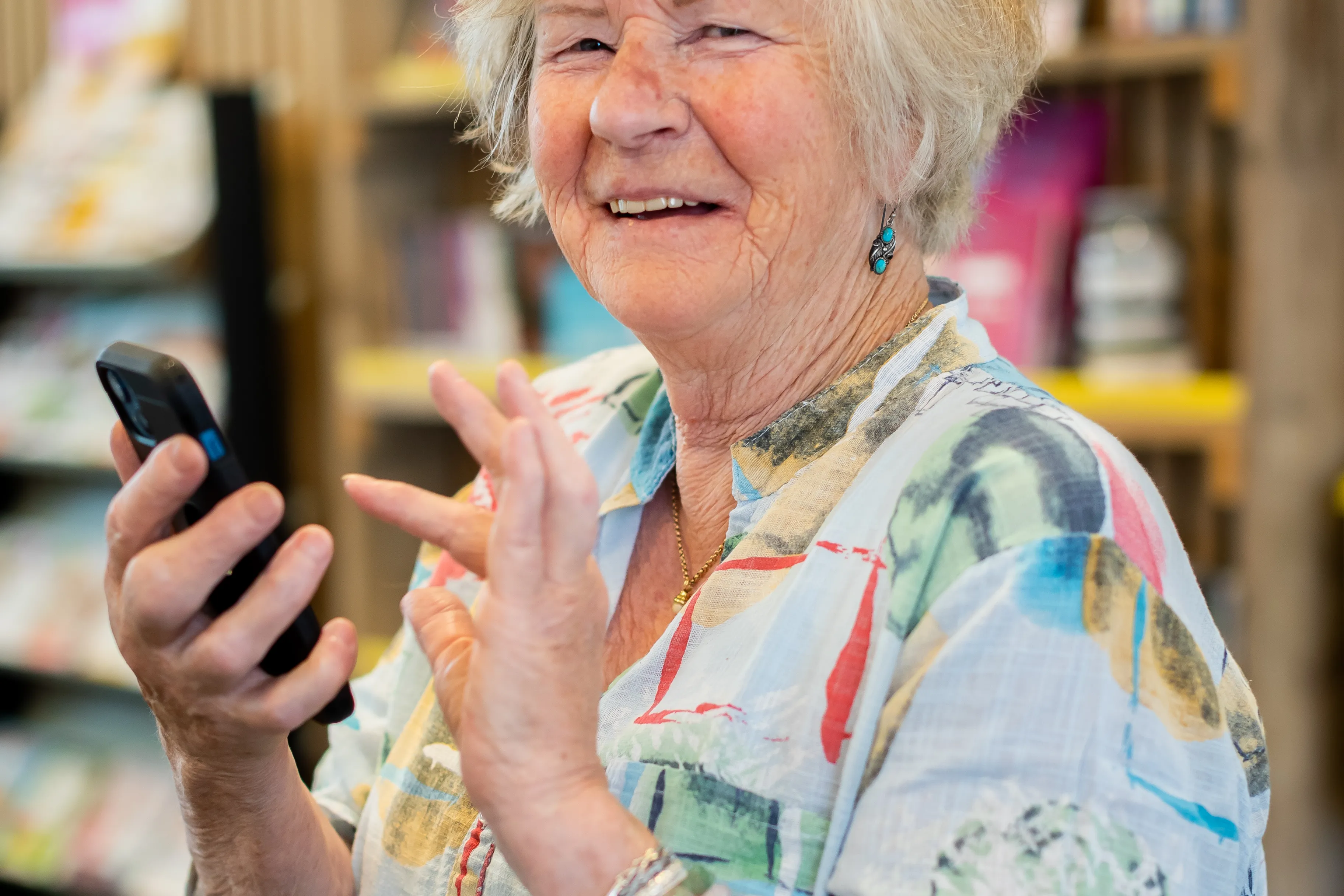 mevrouw met mobiel