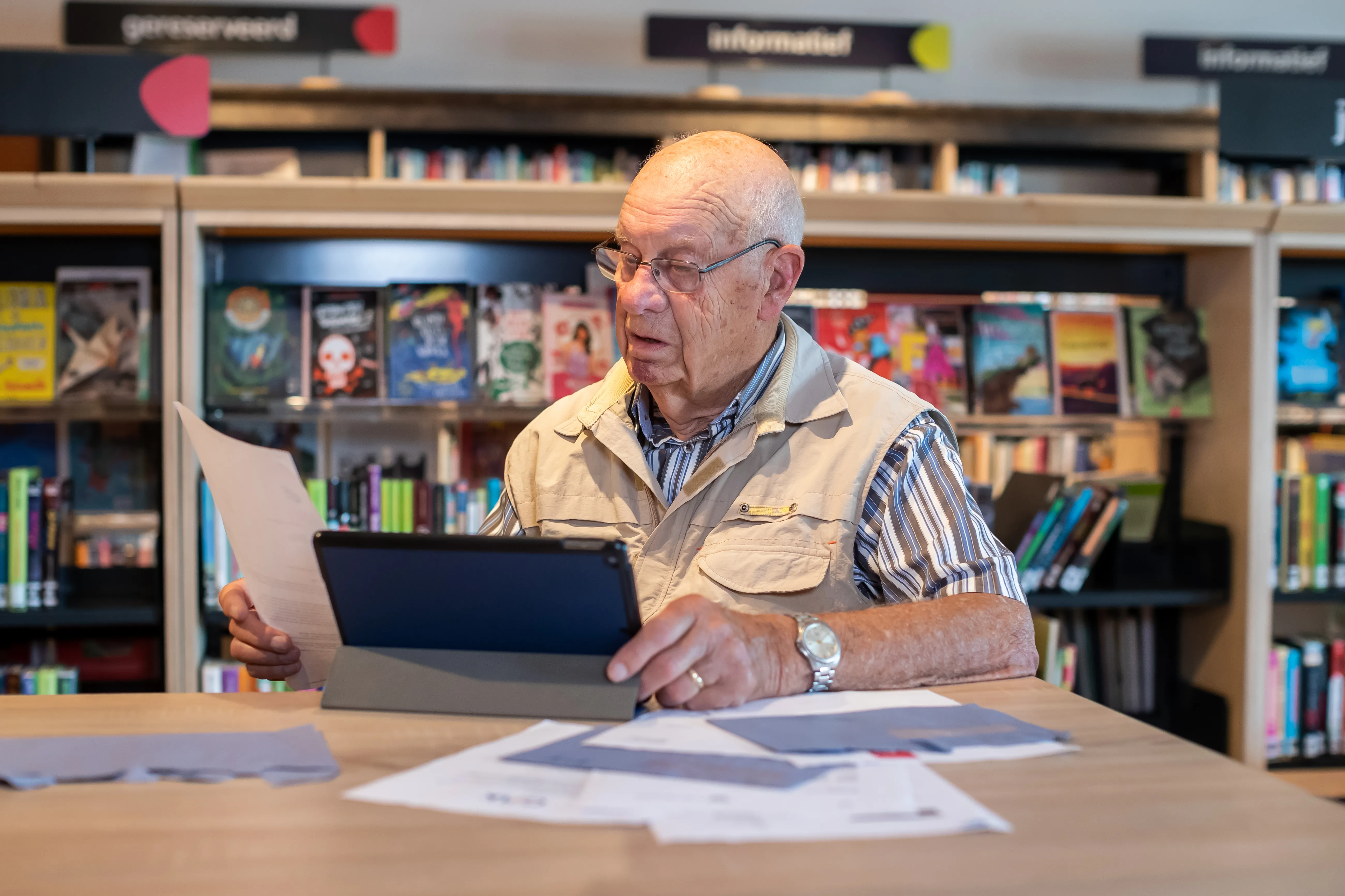 Man achter laptop met belastingenvelop
