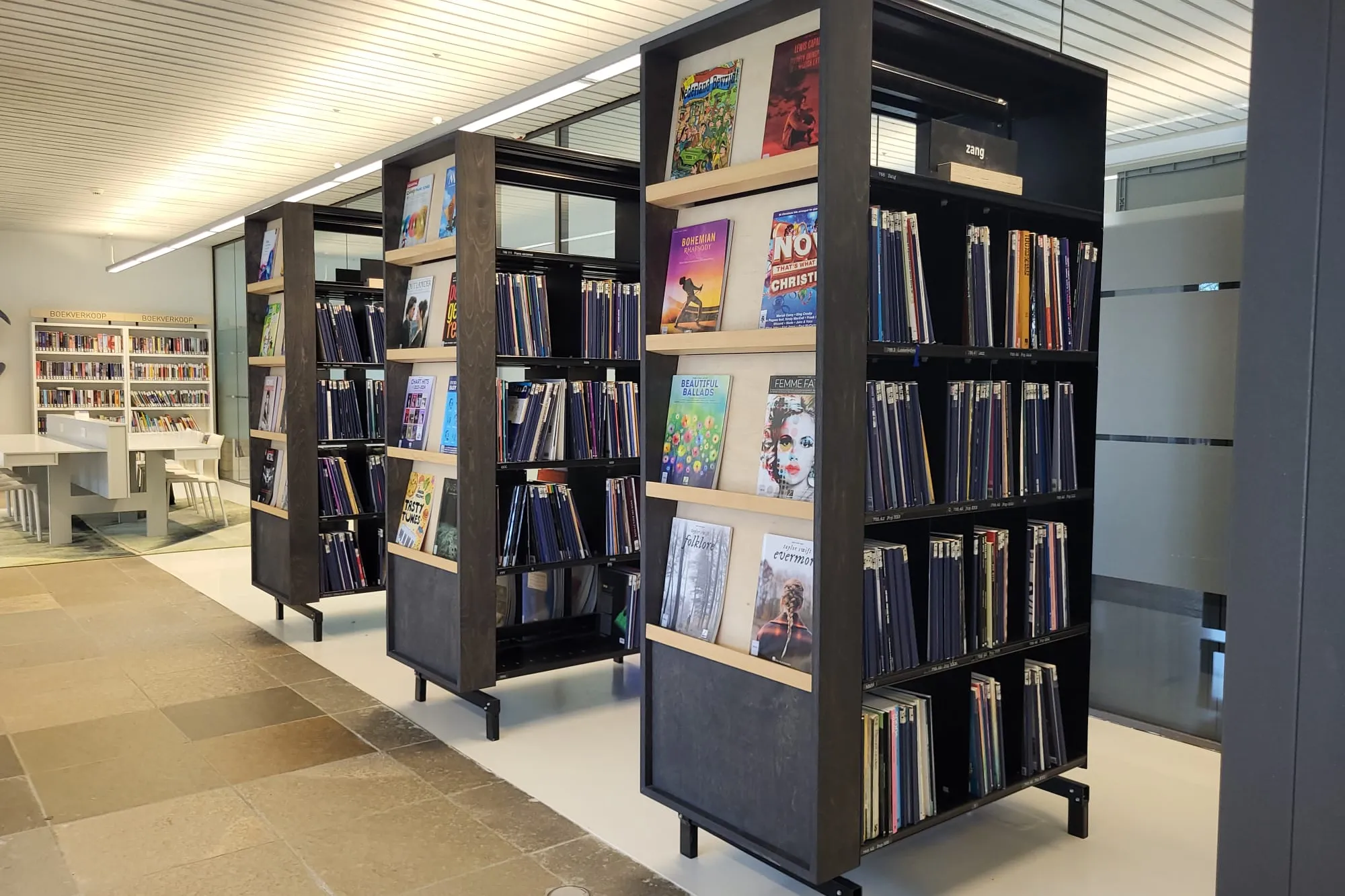 Boekenkasten met daarin bladmuziek in Bibliotheek Rosmalen