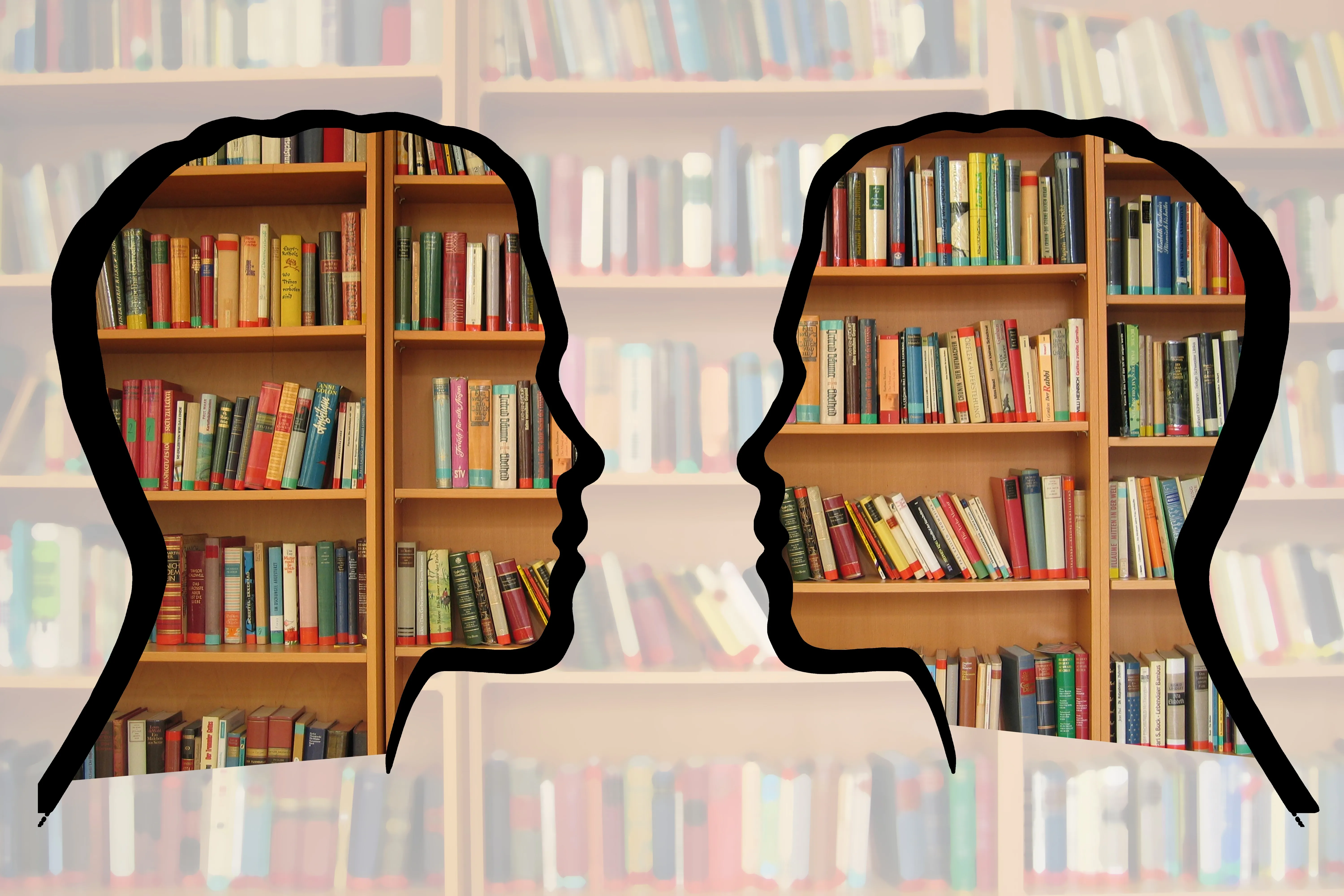 twee personen voor een boekenkast