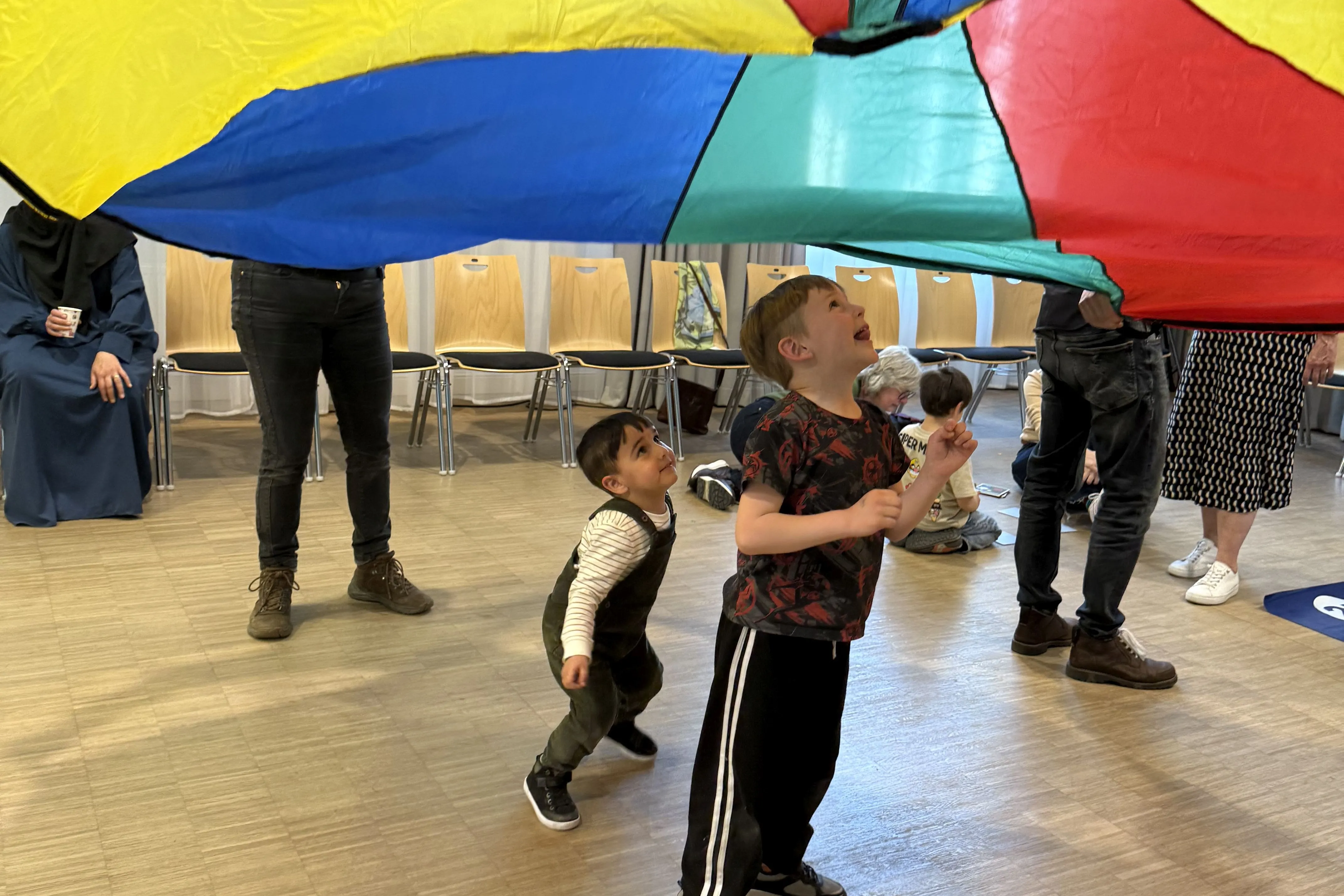 kinderen onder speeldoek