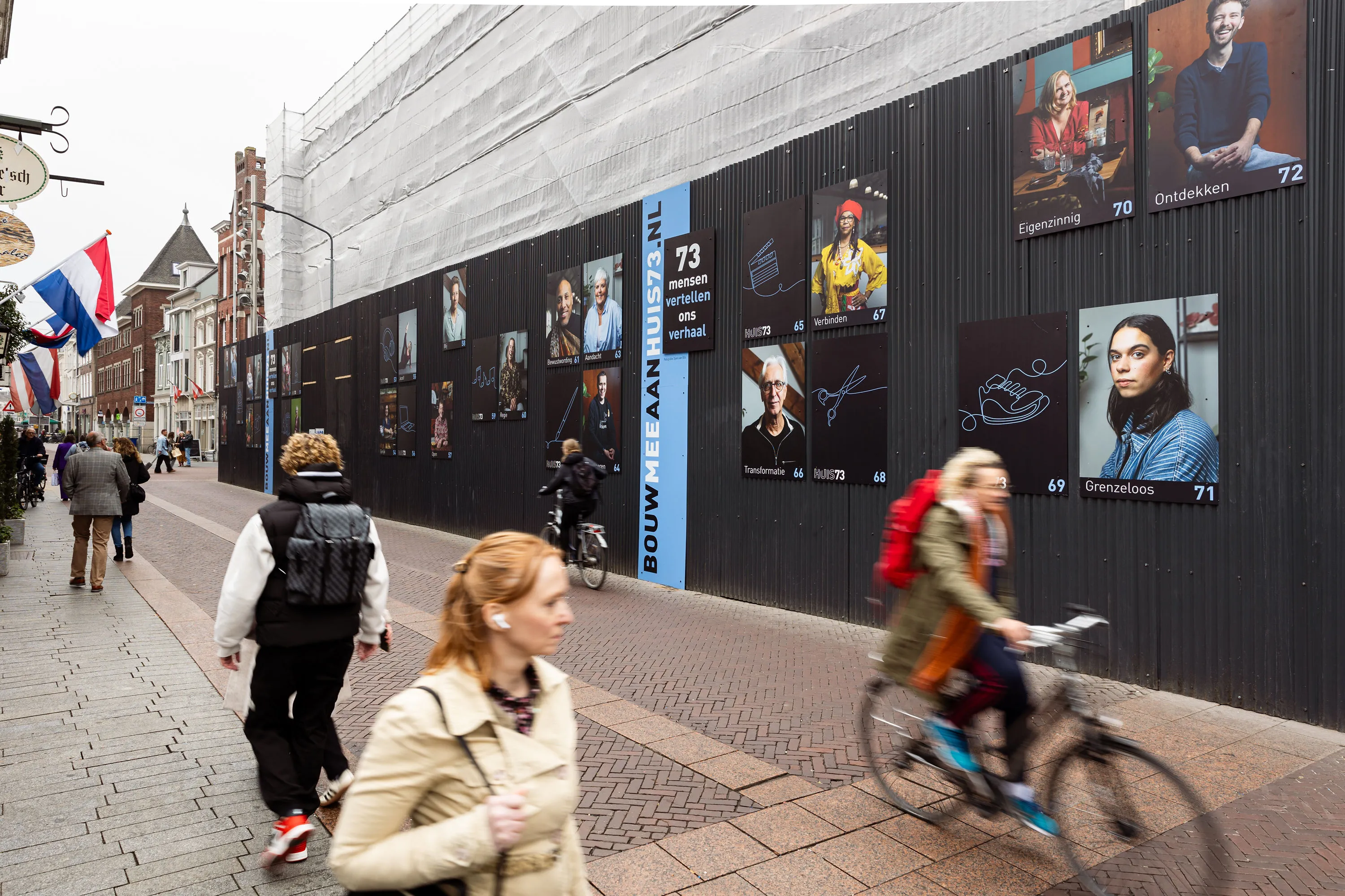 voorbijgangers bij fotowand