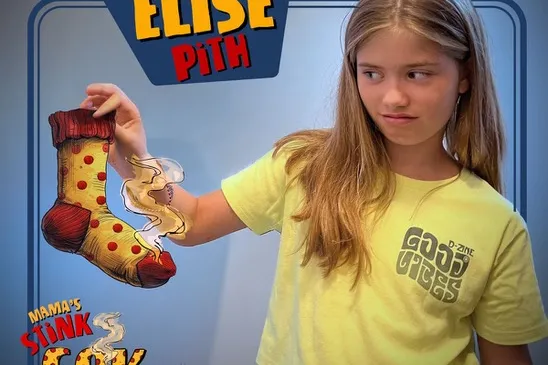 Elise met een stinkende sok in haar handen