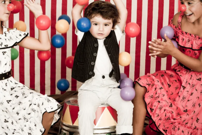 Foto van kinderen die jongleren
