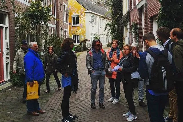 Gids Janny Viguurs tijdens een van de stadswandelingen