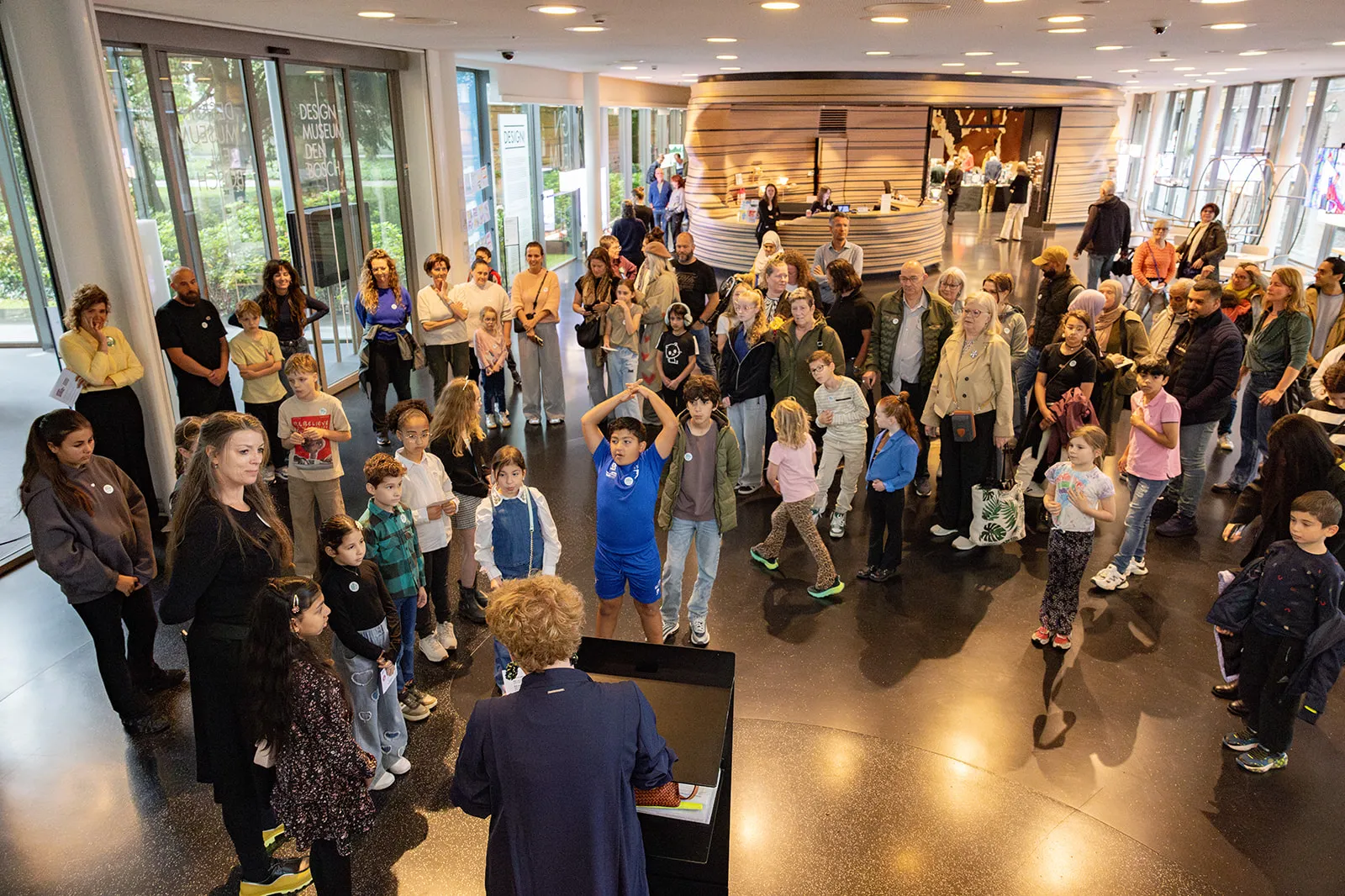 directeur Nan van Schendel opent expositie voor menigte kinderen