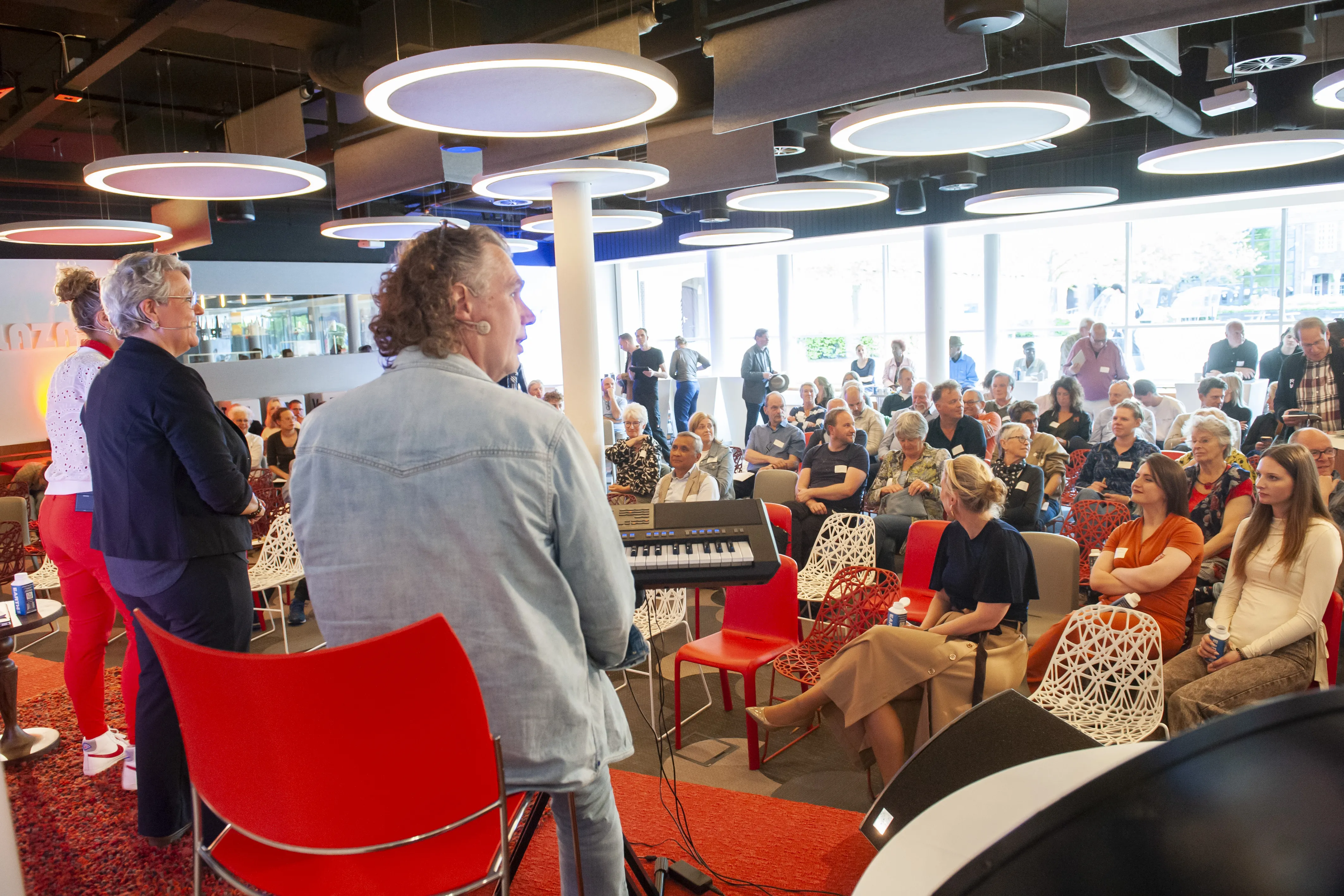 Event met mensen in zaal en op podium
