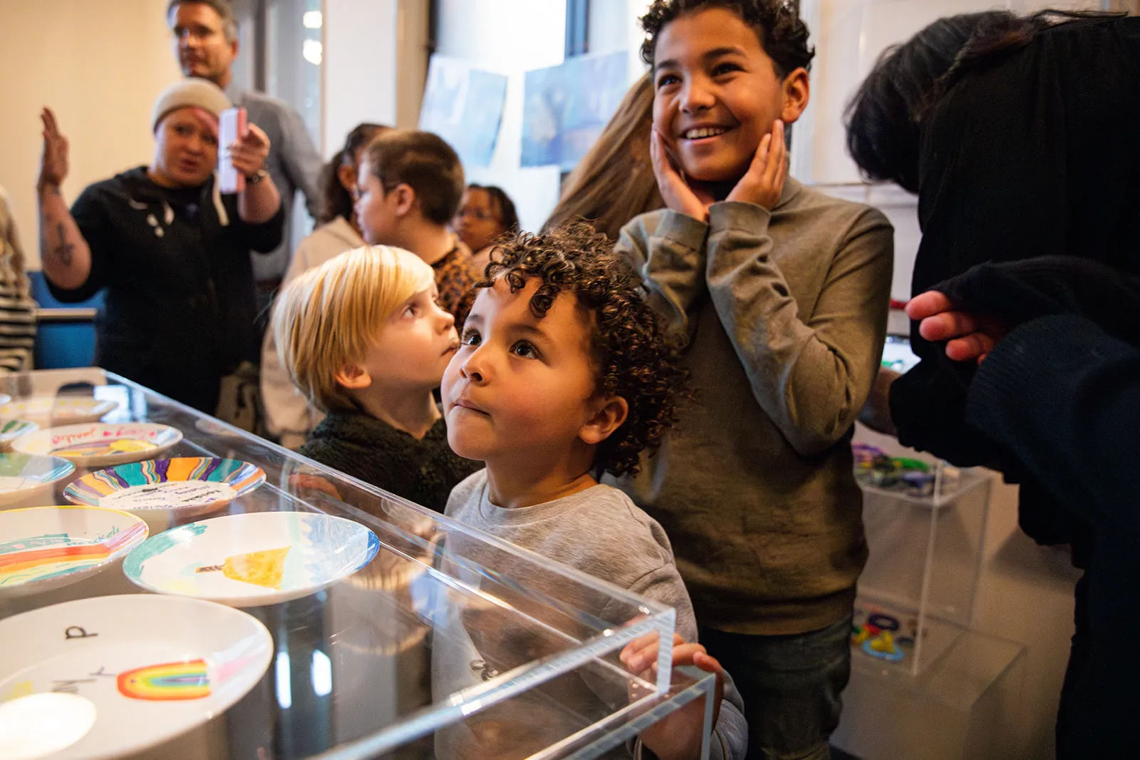 Jonge kinderen verwonderen zich in het museum