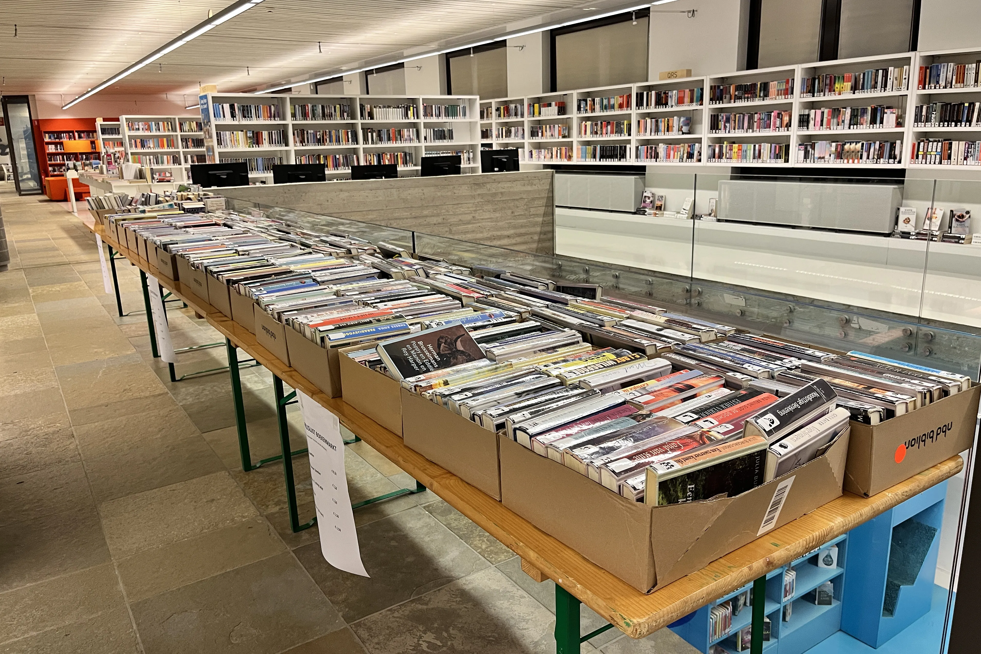 Boeken uitgestald in dozen
