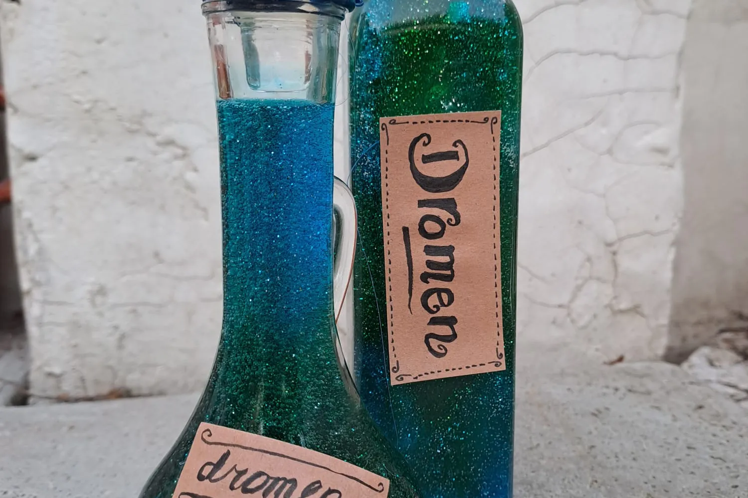 Flesjes met groen glitterslijm
