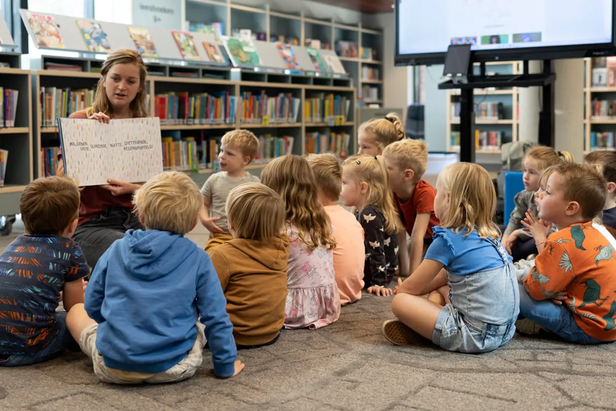groep kinderen die luistert naar een verhaal