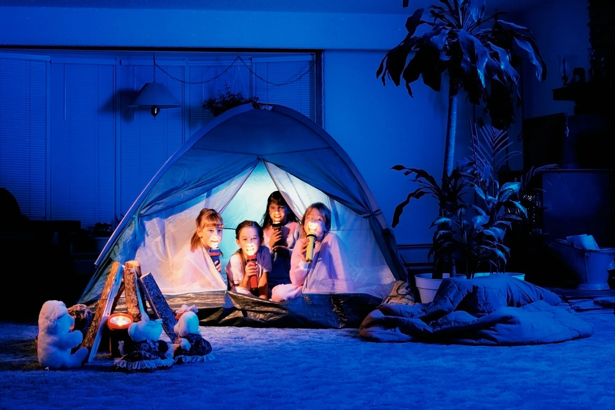 Foto met kinderen in een tent in de avond