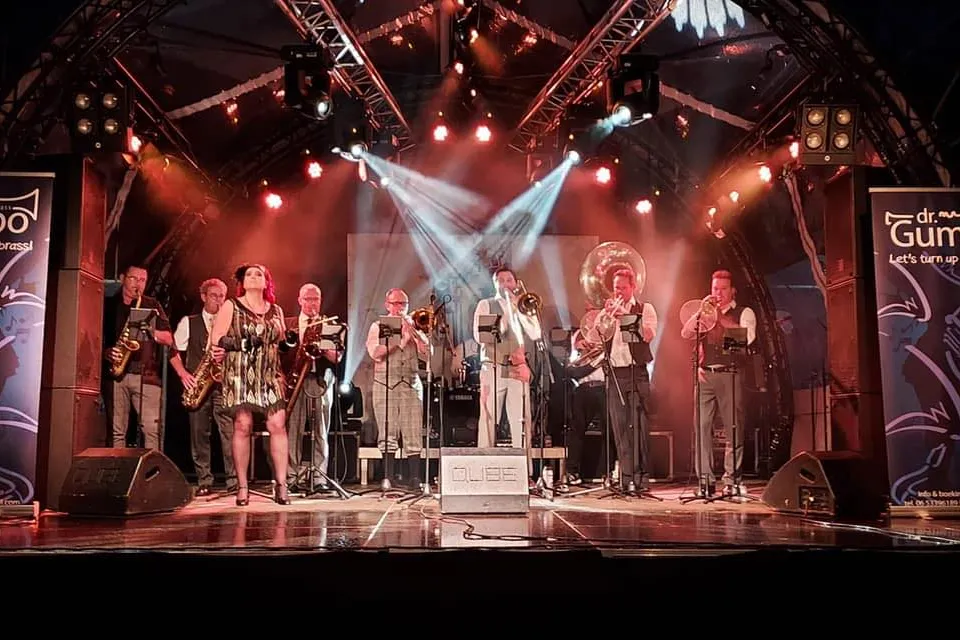 groepsfoto bandleden Dr. Gumbo Brass