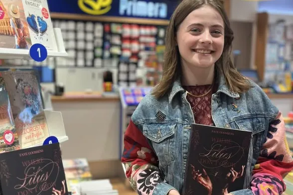 Faye Goossens met haar boek Where lilies dont grow