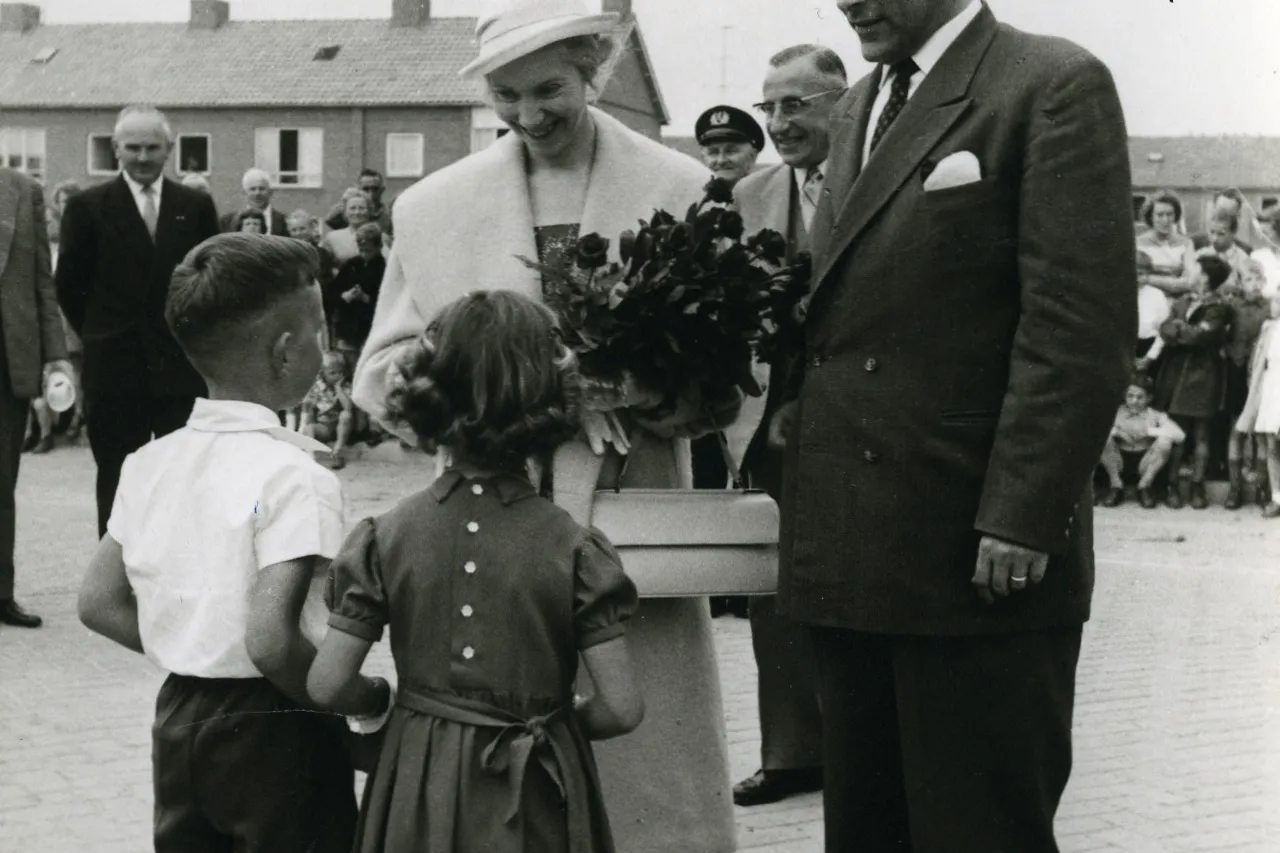 Eerste steenlegging Baandervrouwenlaan Boxtel. Christ van Eekelen en Nelly Brandts bieden bloemen aan, aan de vrouw van de burgemeester.