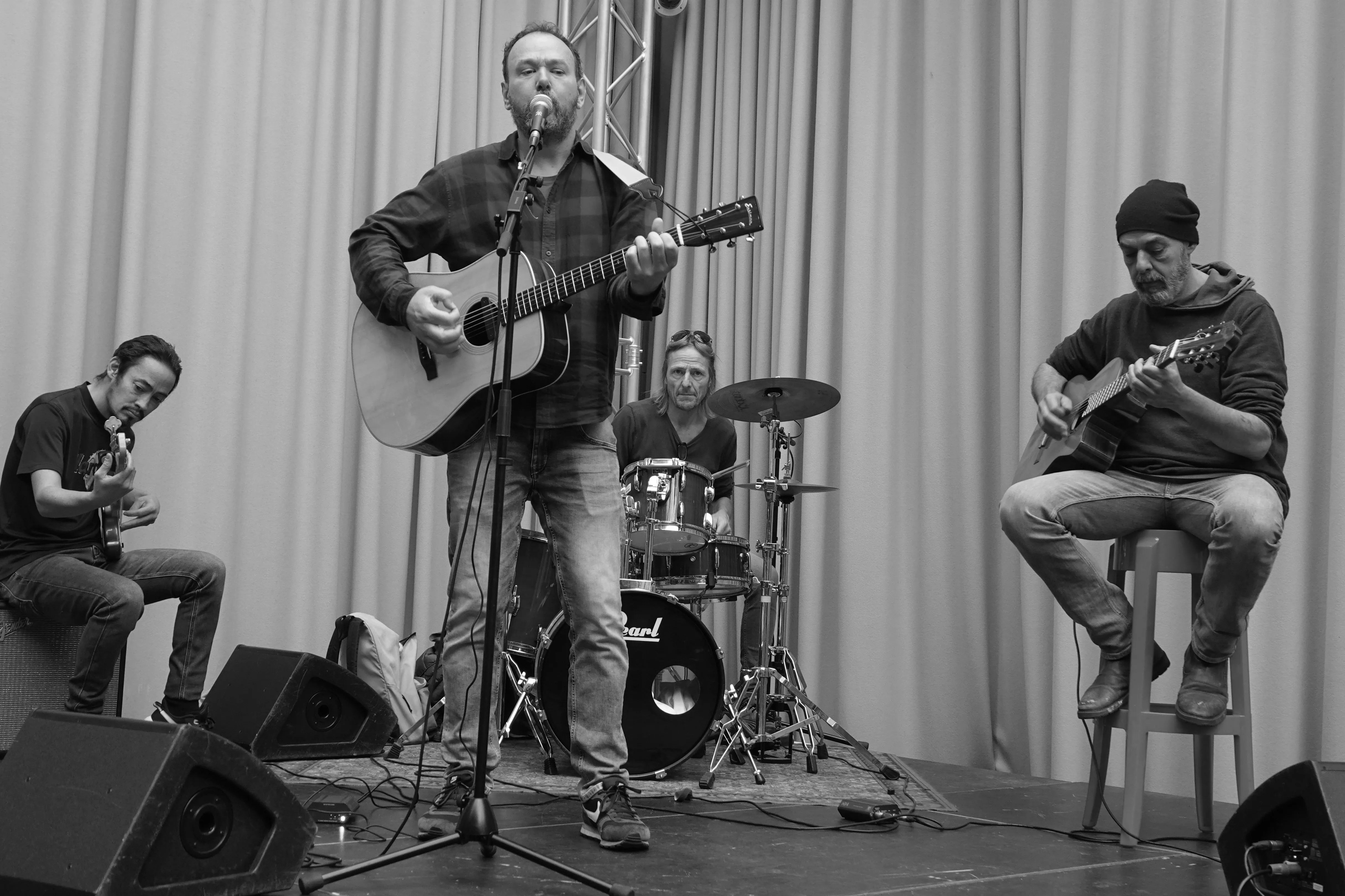 Zwart Wit foto van de band More Treble op het podium bij Huis73