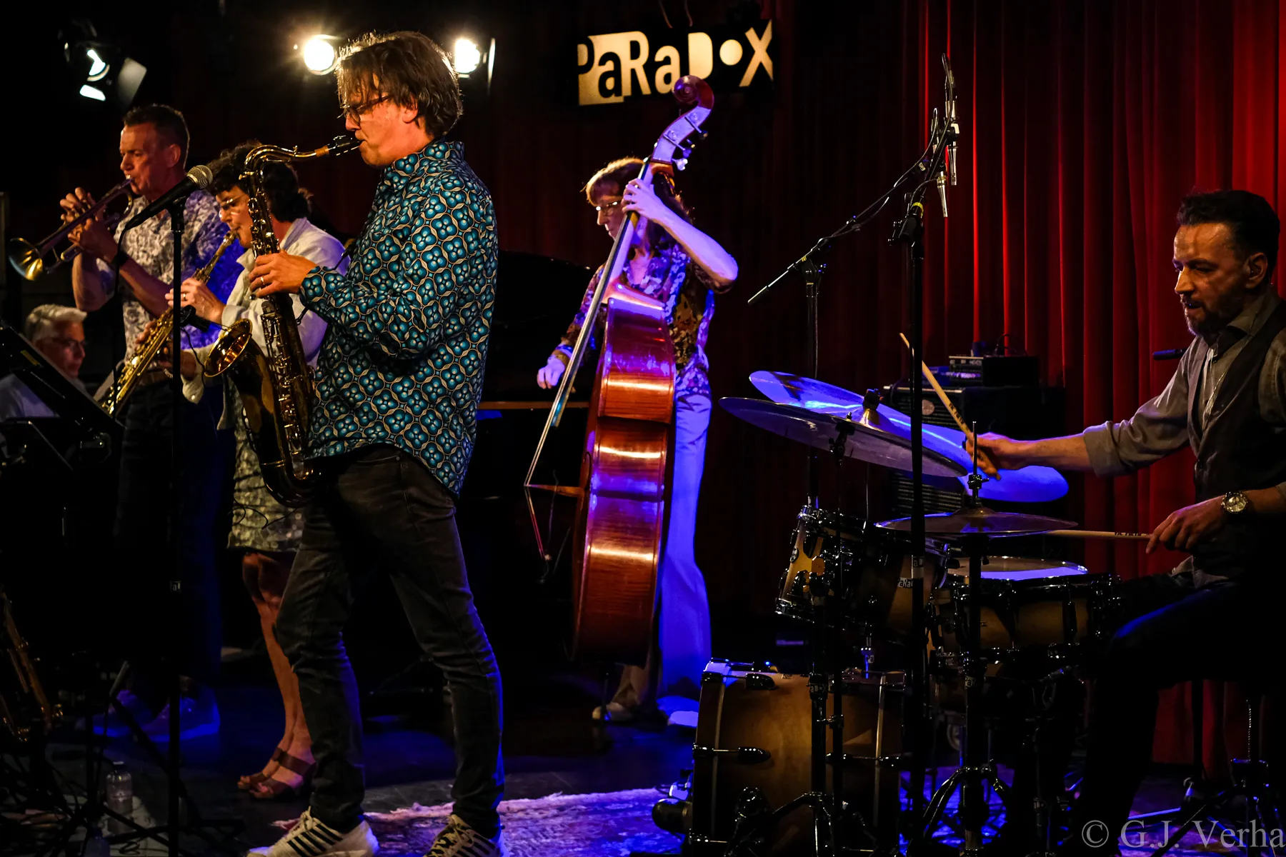 Band op podium in donkere sfeer