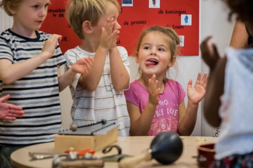 kindjes die muziek maken 
