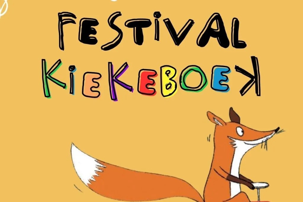 Vos rijdt op zijn loopfiets met het logo van Festival KiekeboeK