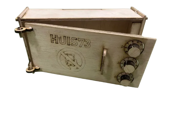 Foto van een houten telefoonkluis met daarop het logo van Huis73