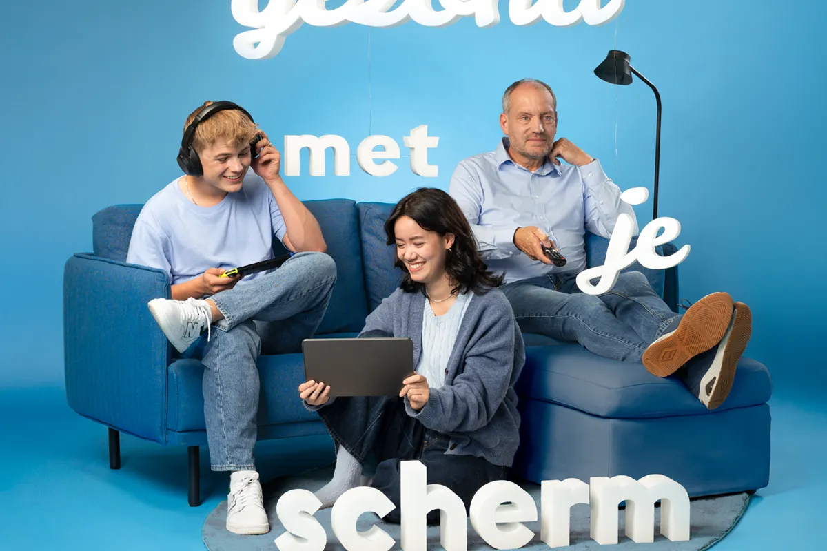 Gezinsleden zitten op scherm