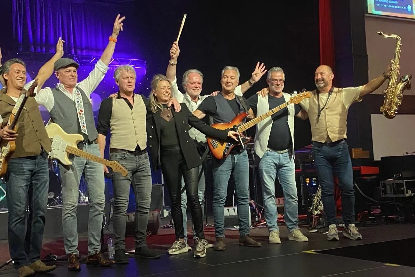 Groepsfoto van bandleden Fifty Five op podium