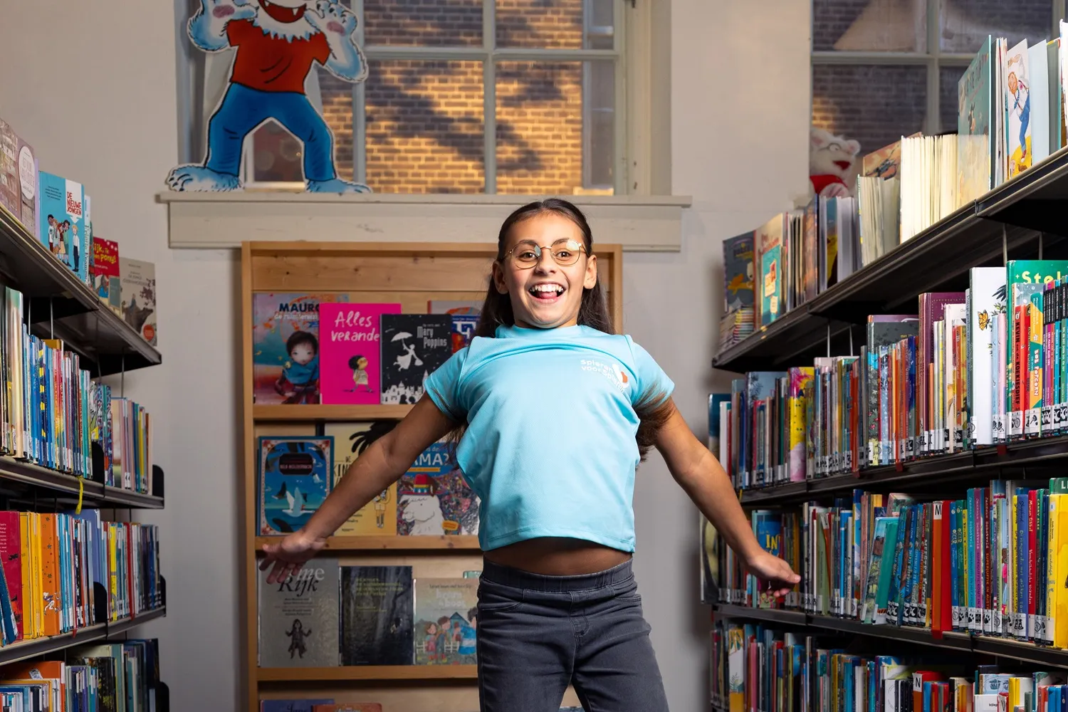 Meisje springt tussen boekenkasten