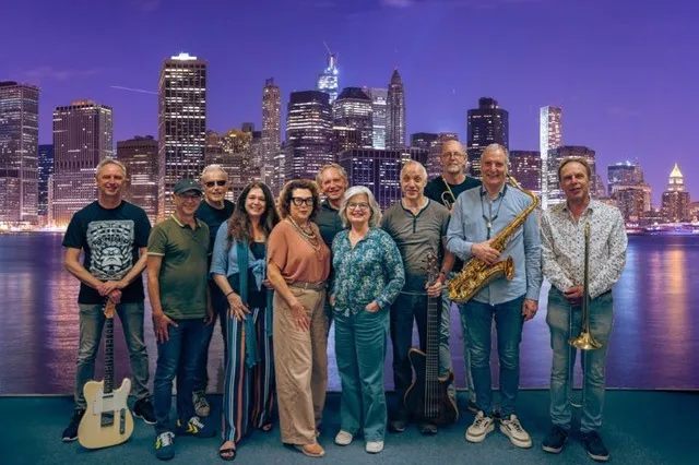 Bandleden Steely Again poseren