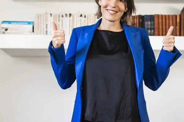 vrouw in blauwe blazer