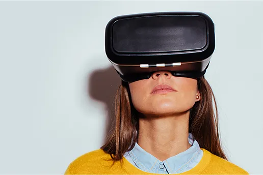 vrouw met vr-bril op