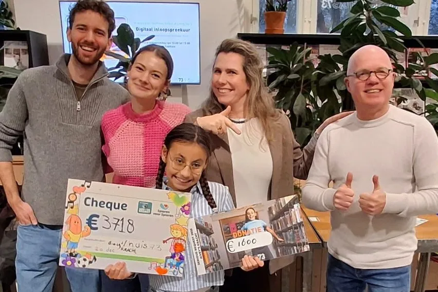 Meisje toont opbrengst actie