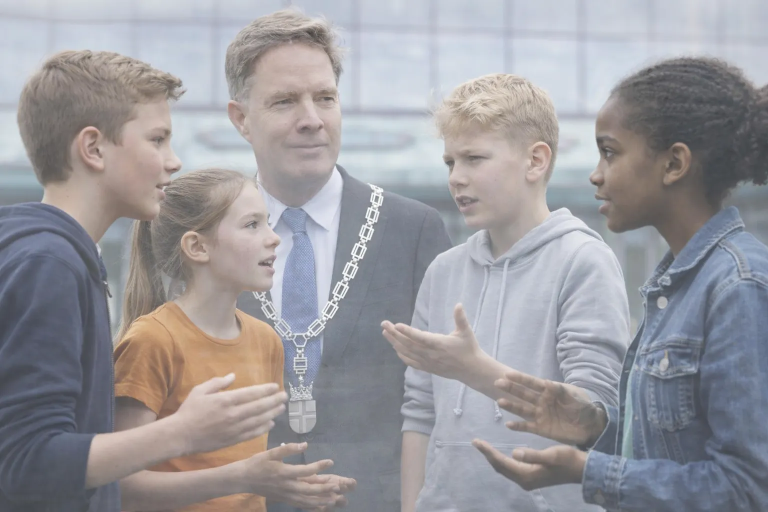 kinderen in debat met burgemeester op achtergrond