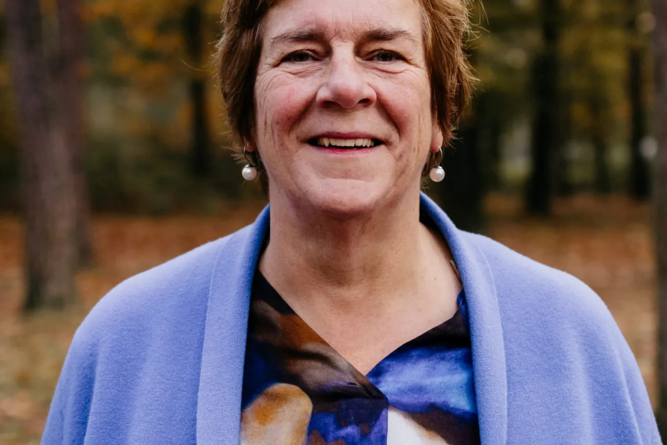 vrouw met blauw vest