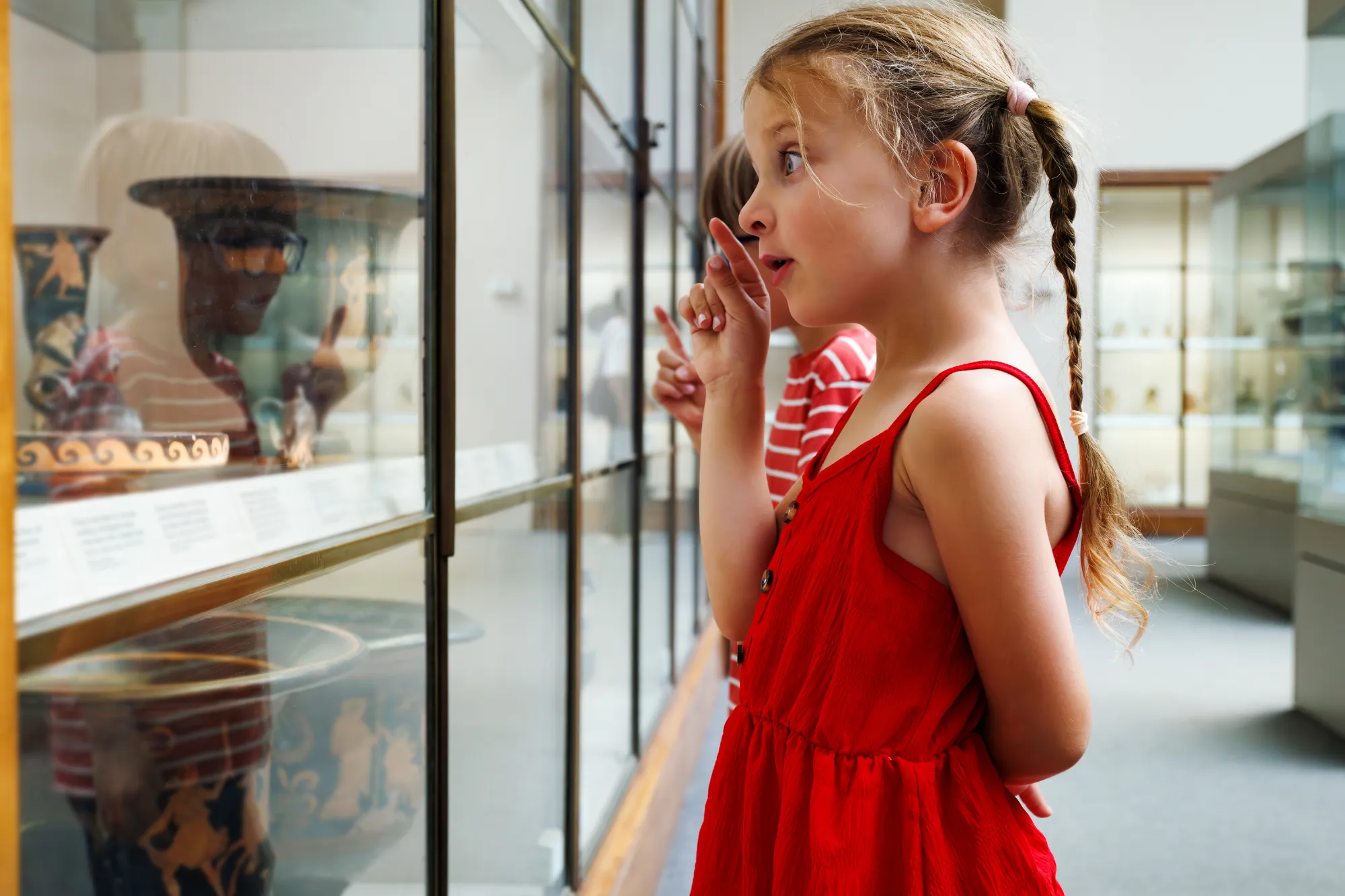 Kind bij vitrine Romeinse vondsten