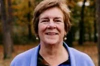 vrouw met blauw vest