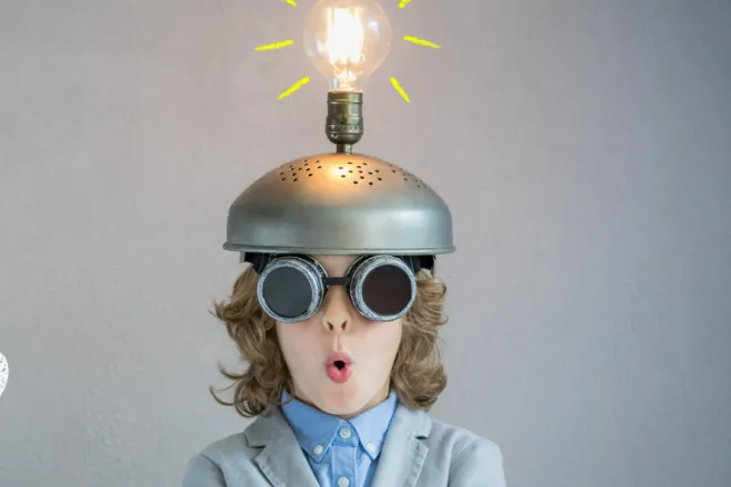 Slim kind met lamp op hoofd