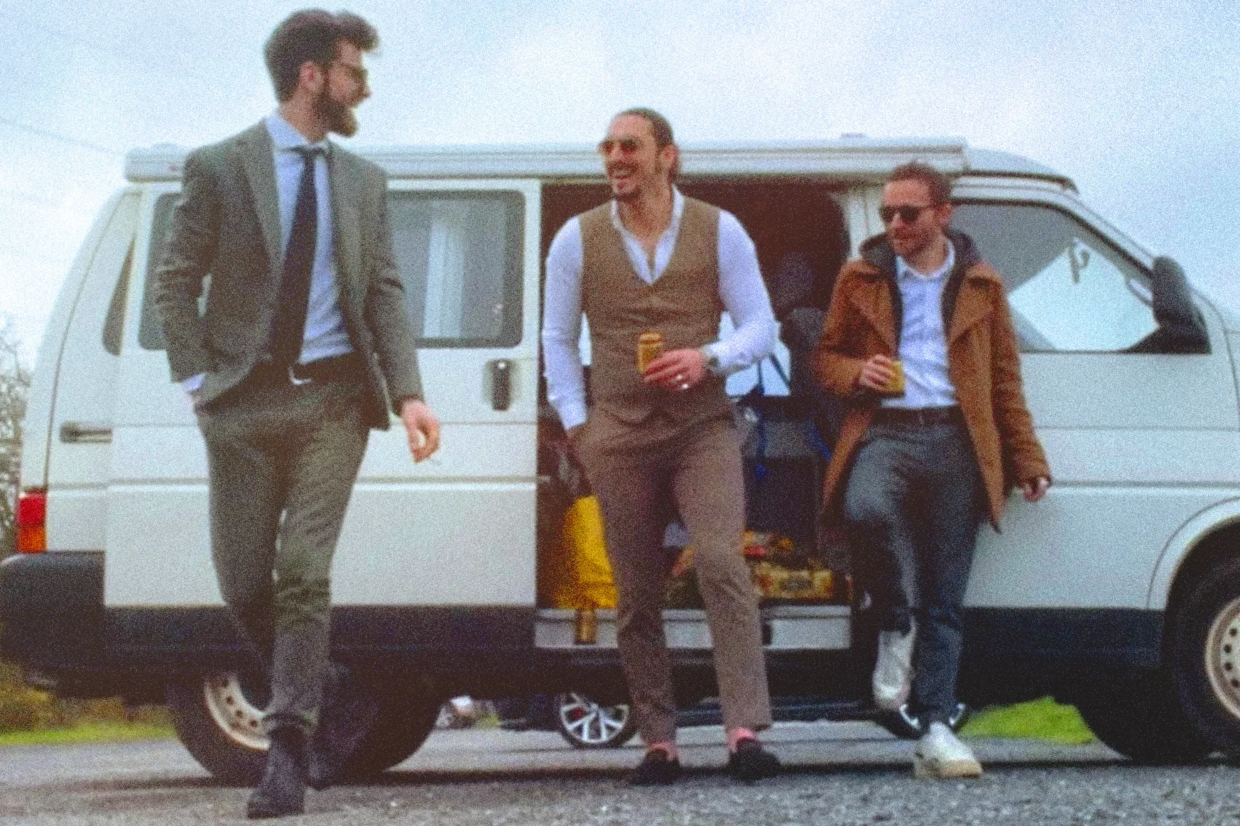 Bandfoto bandleden Animal road op straat voor wit busje