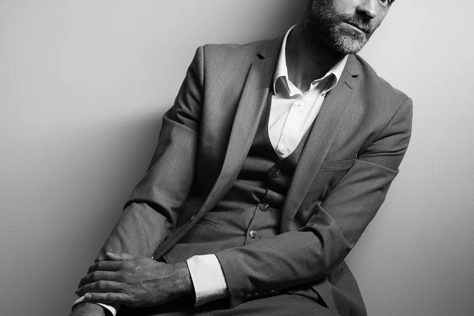 Jaap Robben zittend op stoel