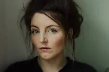 Vrouw met opgestoken haar