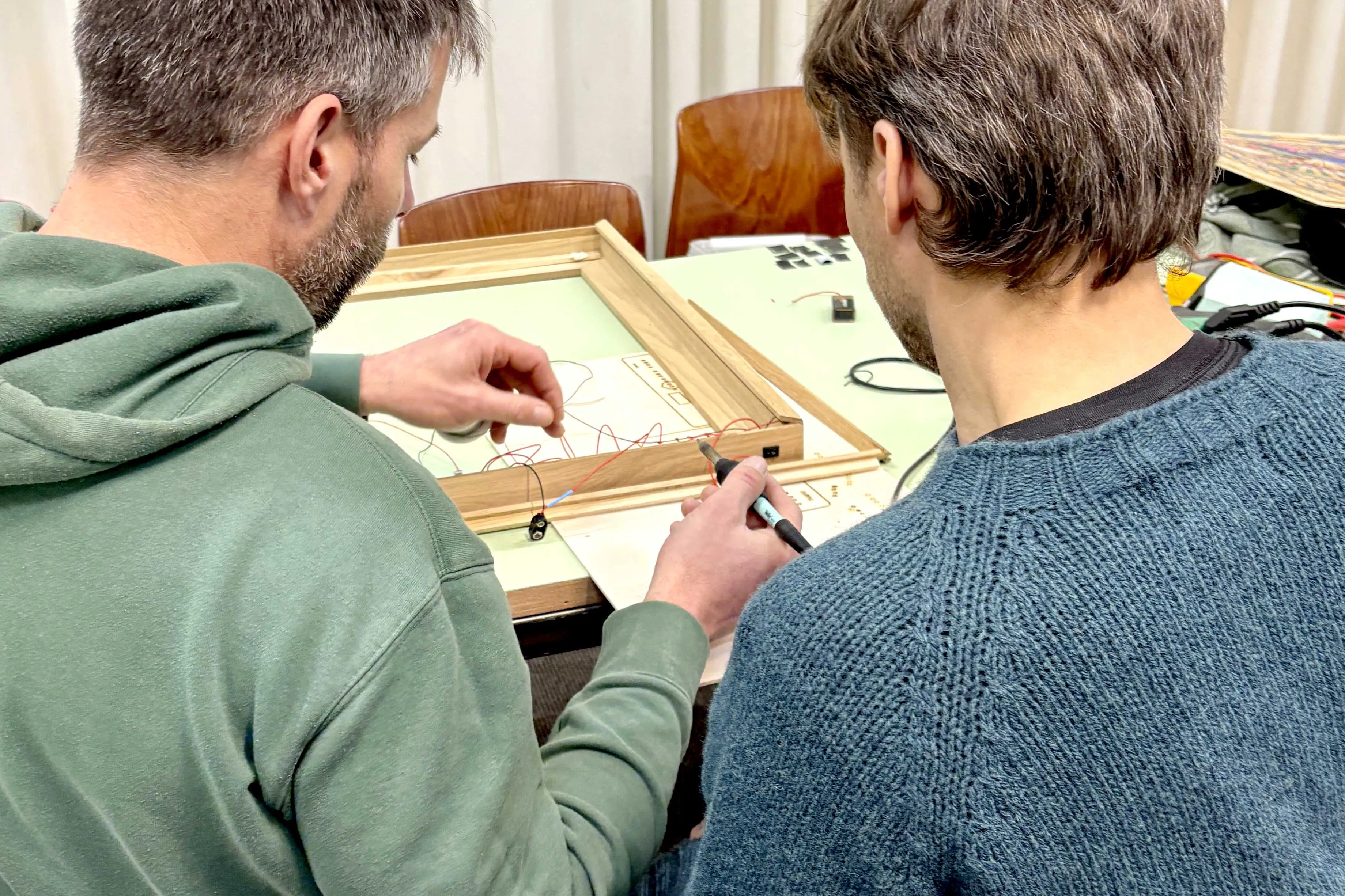 twee mannen technisch bezig