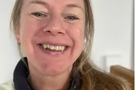 Vrouw met staart en gele trui. 