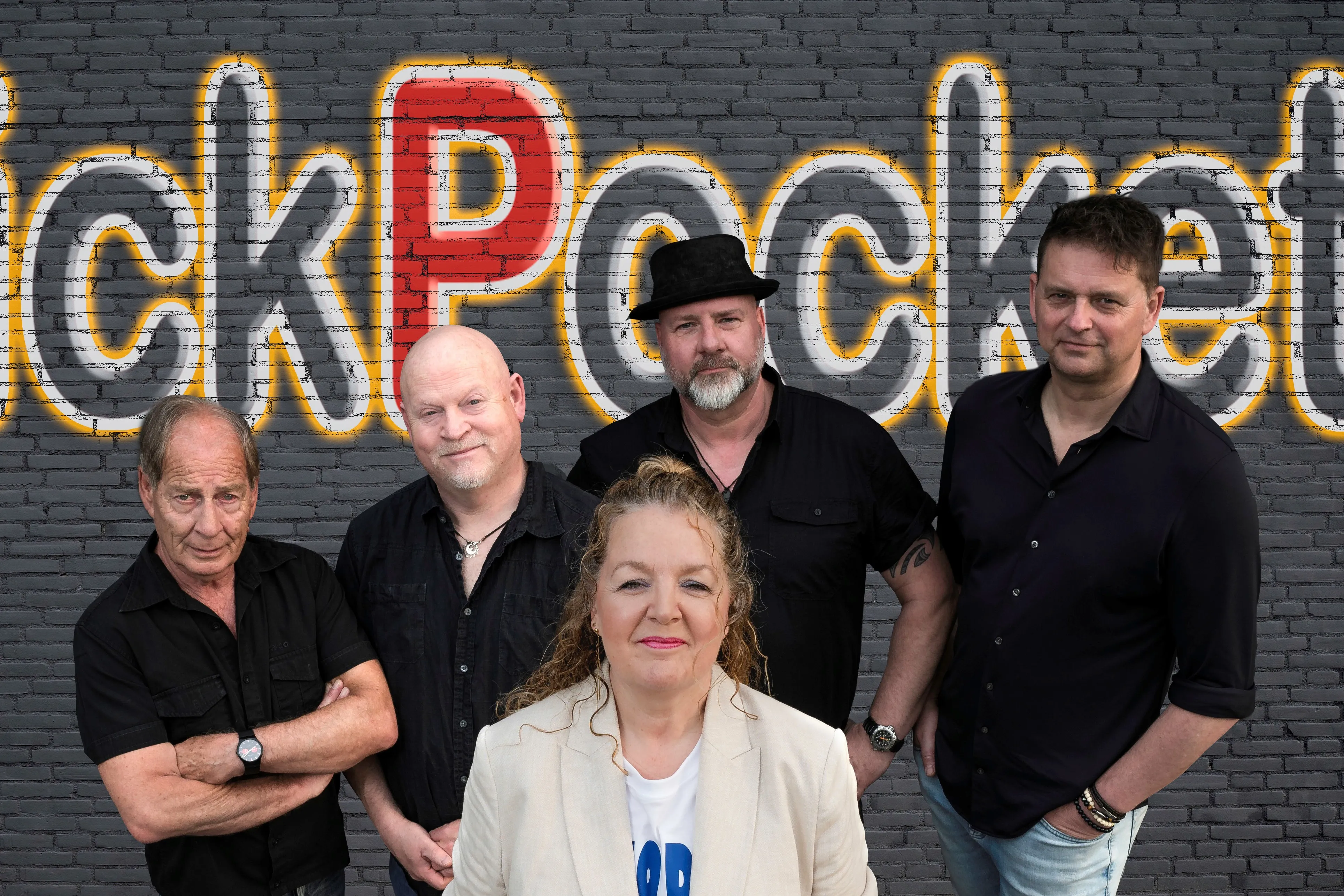 Bandleden Pickpockets poseren voor muur