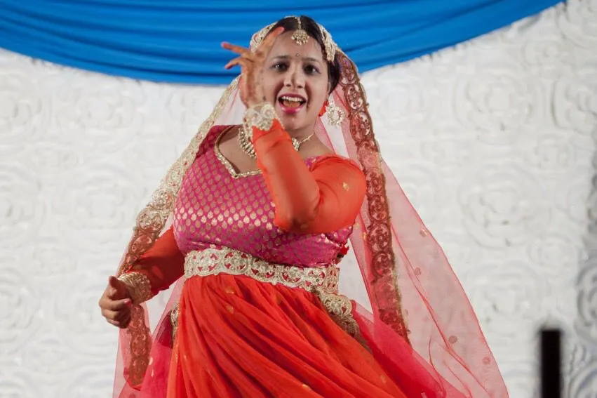 dansende indiase vrouw in rode jurk