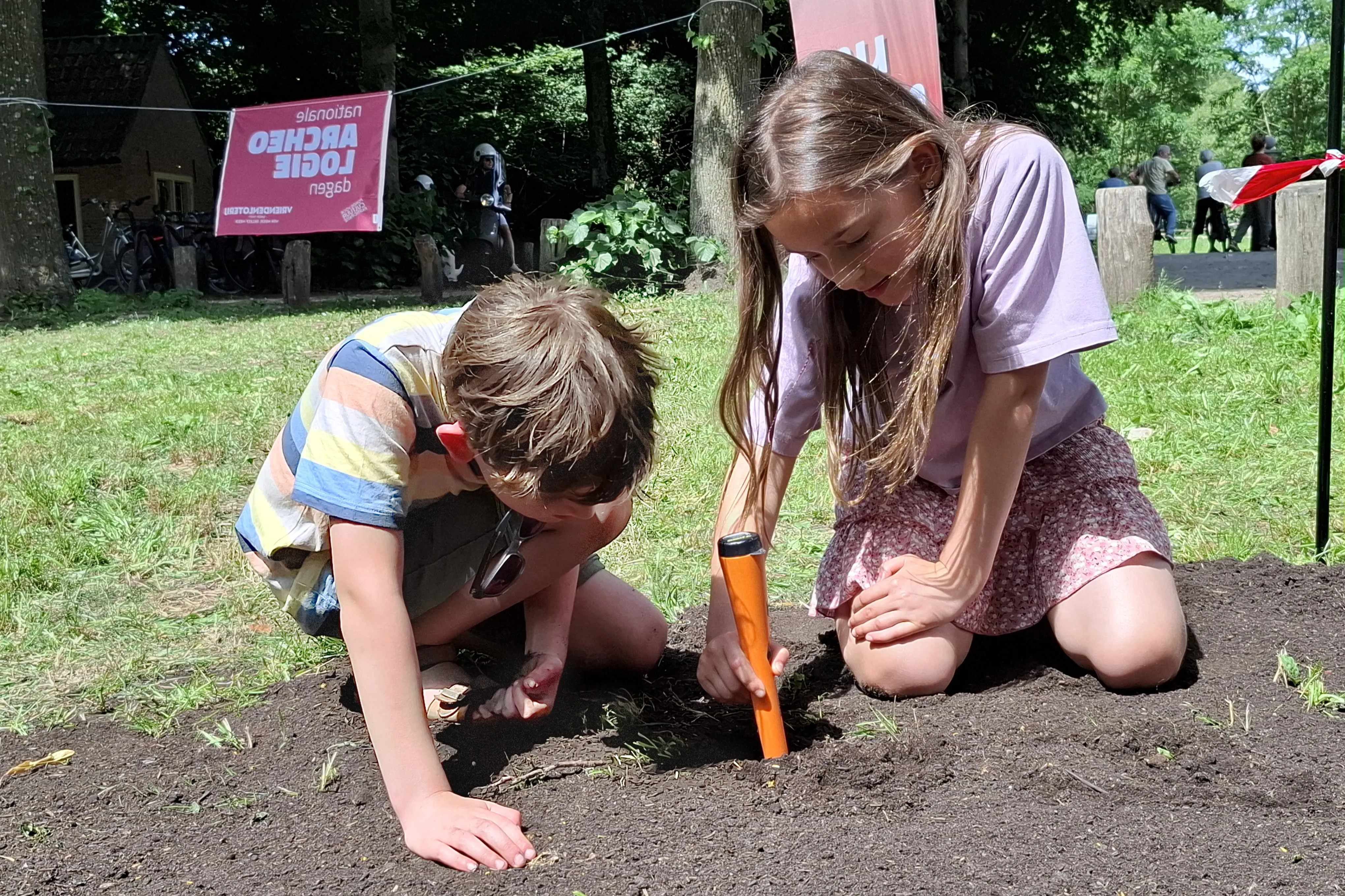 Jongen en meisje in de weer met pinpointer