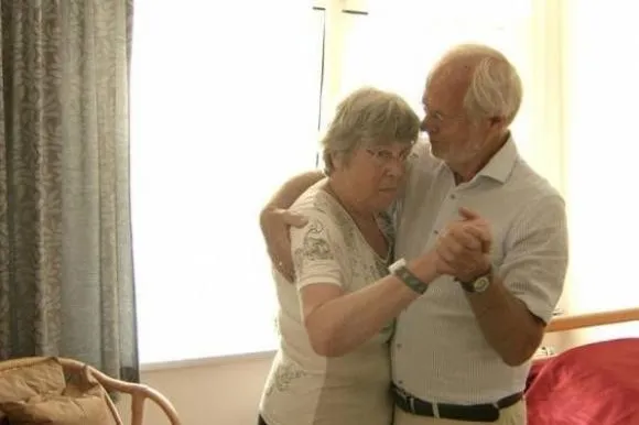 Man en vrouw aan het dansen.