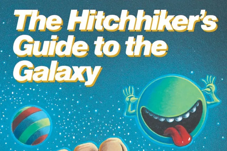 Cover van het boek Hitchhiker's guide to the galaxy. Een ruimteachtergrond met op de voorgrond een duim en een planeet. 