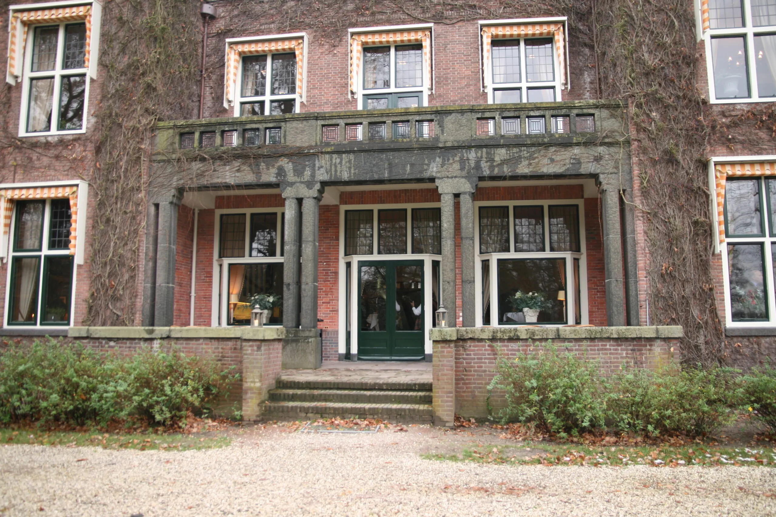 Gebouw met veel ramen.